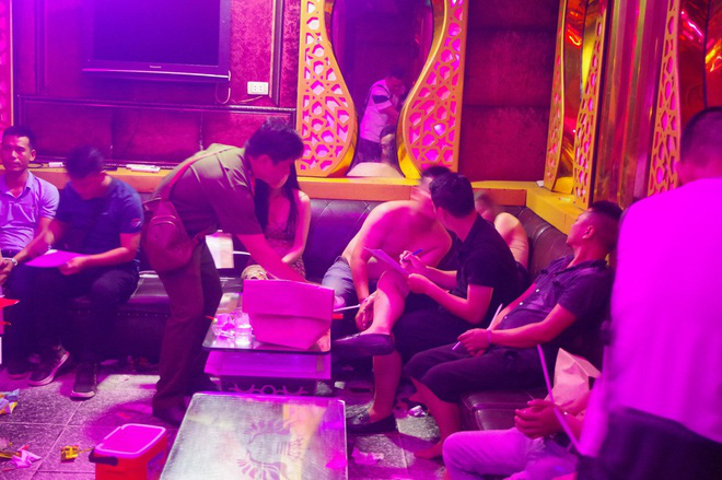 Hơn 50 nam, nữ phê ma túy trong quán karaoke - Ảnh 1.