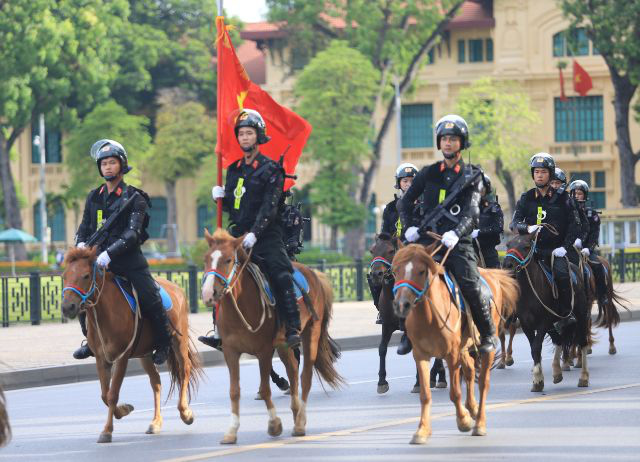 Cảnh sát cơ động Kỵ binh diễu hành trước Lăng Bác và Nhà Quốc hội - Ảnh 3.