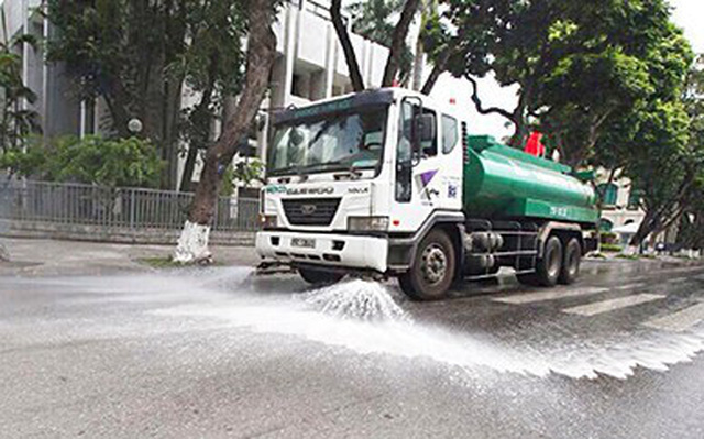 Nắng nóng, Hà Nội chi hơn 114 tỷ đồng rửa đường phố - Ảnh 1.