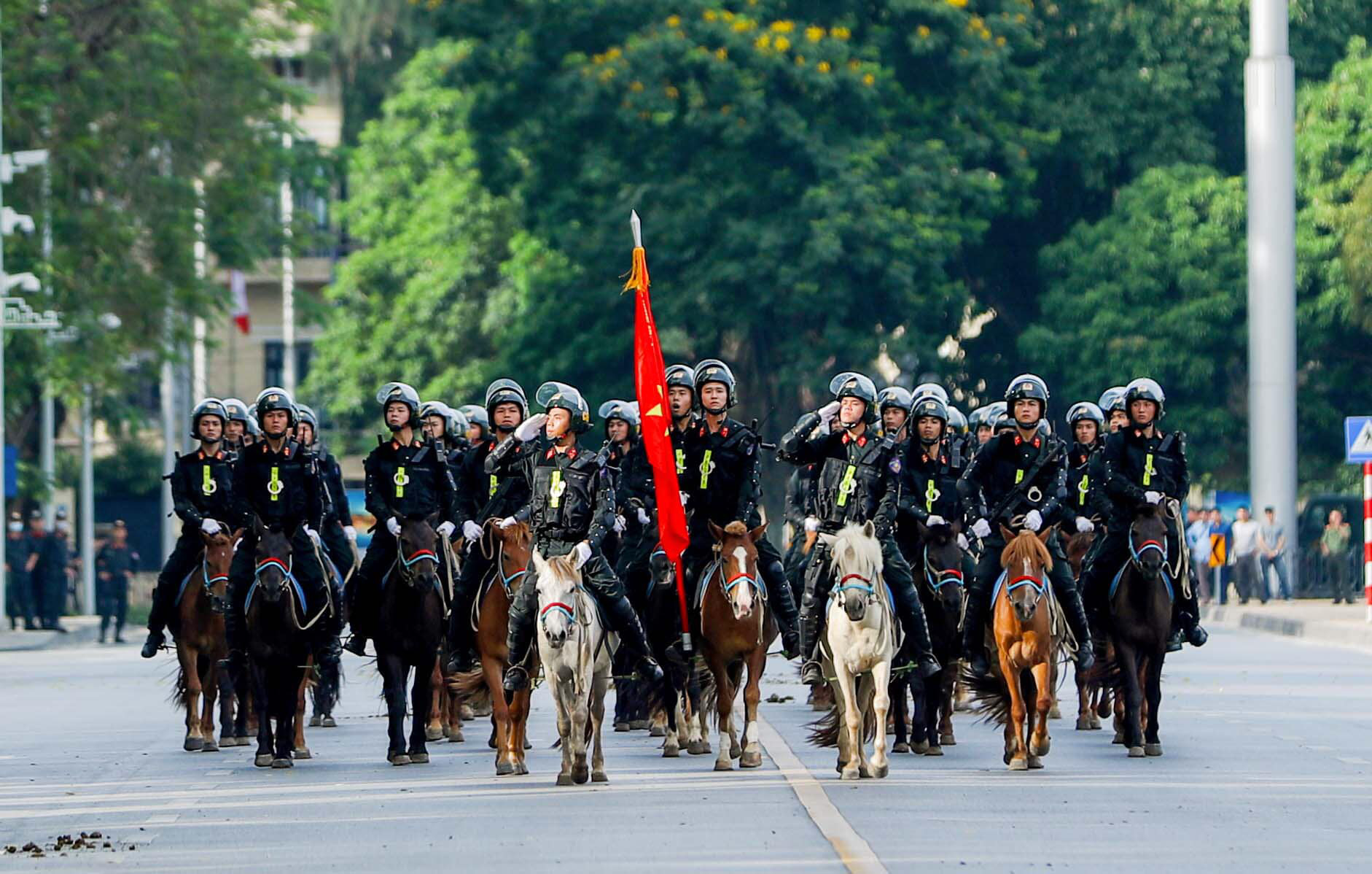 Cảnh sát cơ động Kỵ binh diễu hành trước Lăng Bác và Nhà Quốc hội - Ảnh 1.