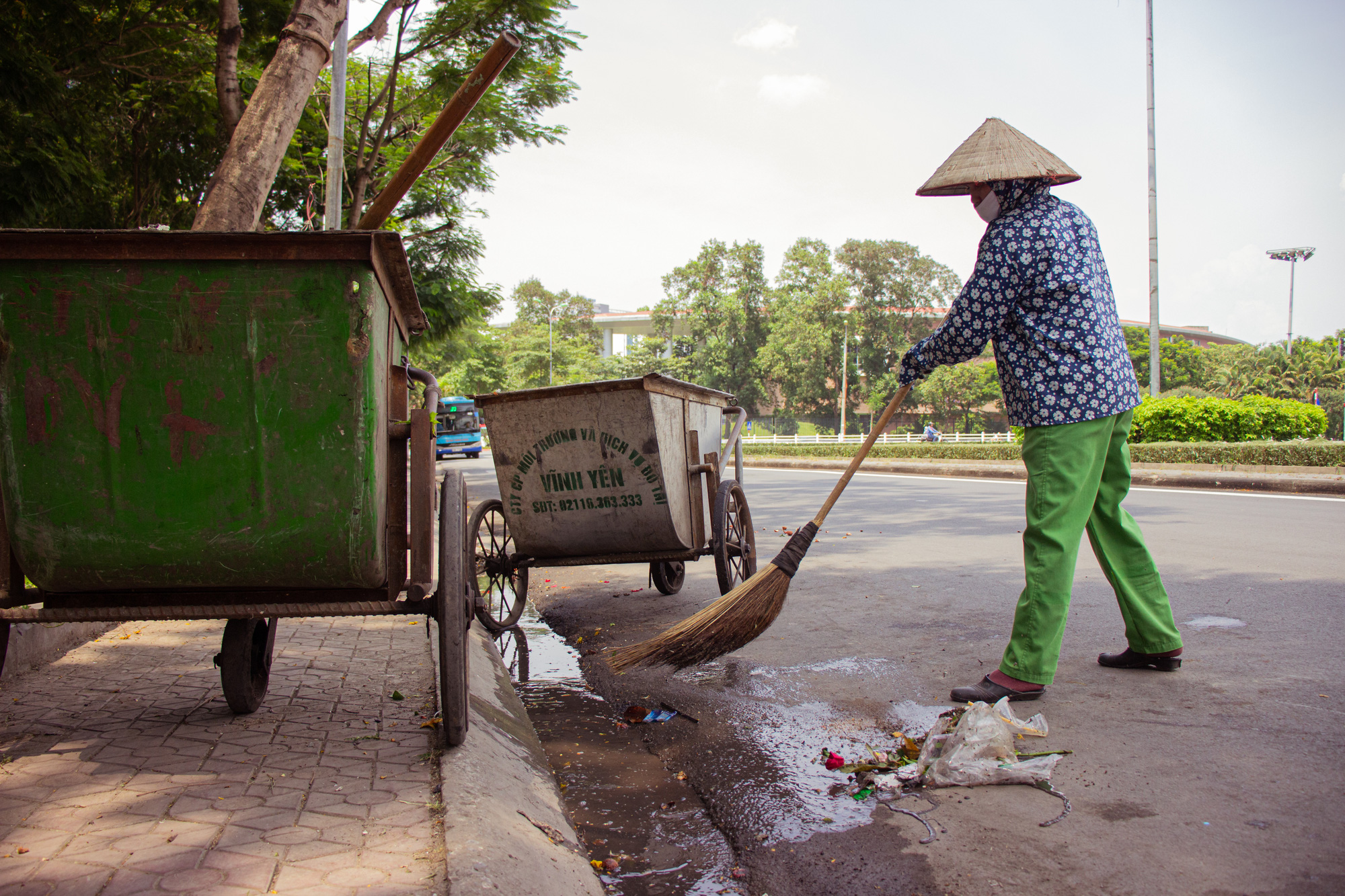 Người dân lao động nhọc nhằn mưu sinh trong thời tiết nắng nóng - Ảnh 1.