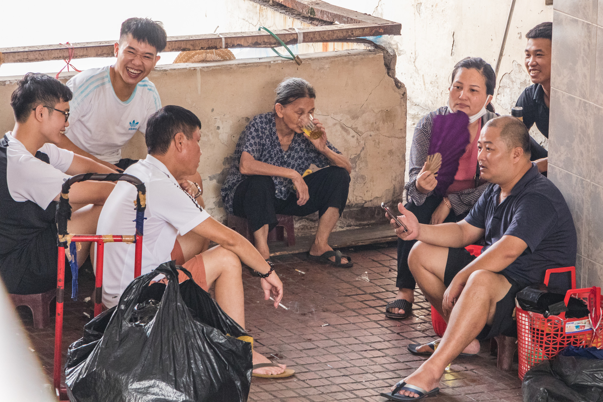 Người dân lao động nhọc nhằn mưu sinh trong thời tiết nắng nóng - Ảnh 12.