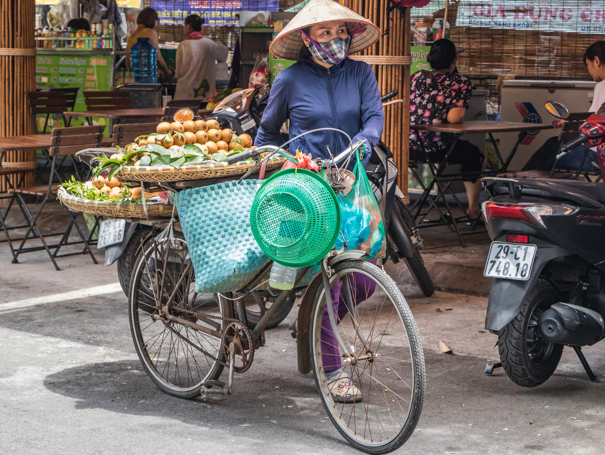 Người dân lao động nhọc nhằn mưu sinh trong thời tiết nắng nóng - Ảnh 15.