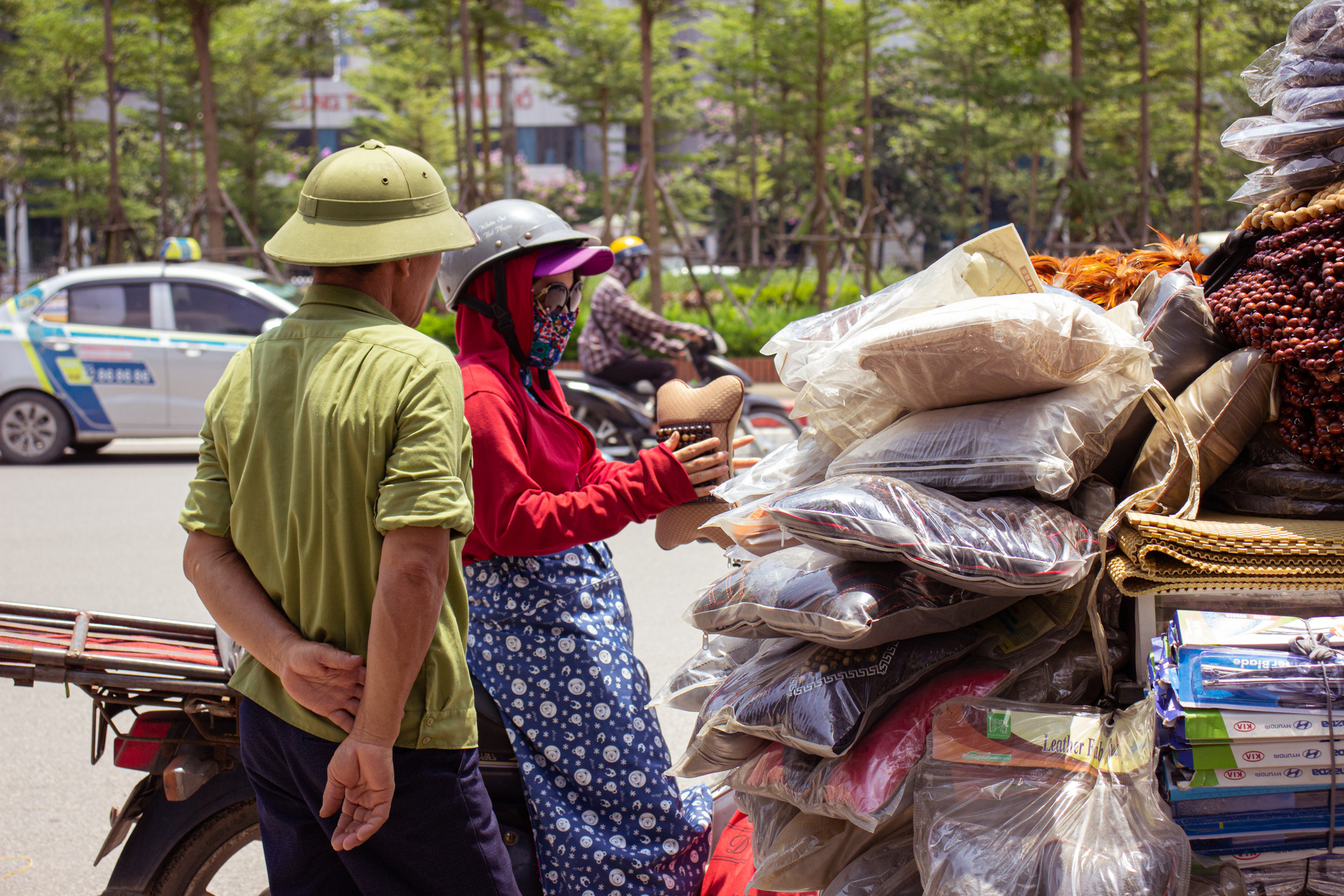 Người dân lao động nhọc nhằn mưu sinh trong thời tiết nắng nóng - Ảnh 4.