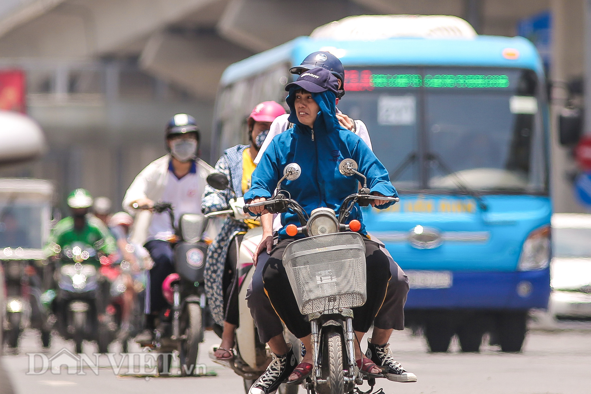 Người dân chật vật mưu sinh trong cái nóng đổ lửa ngày Hà Nội 40 độ - Ảnh 1.