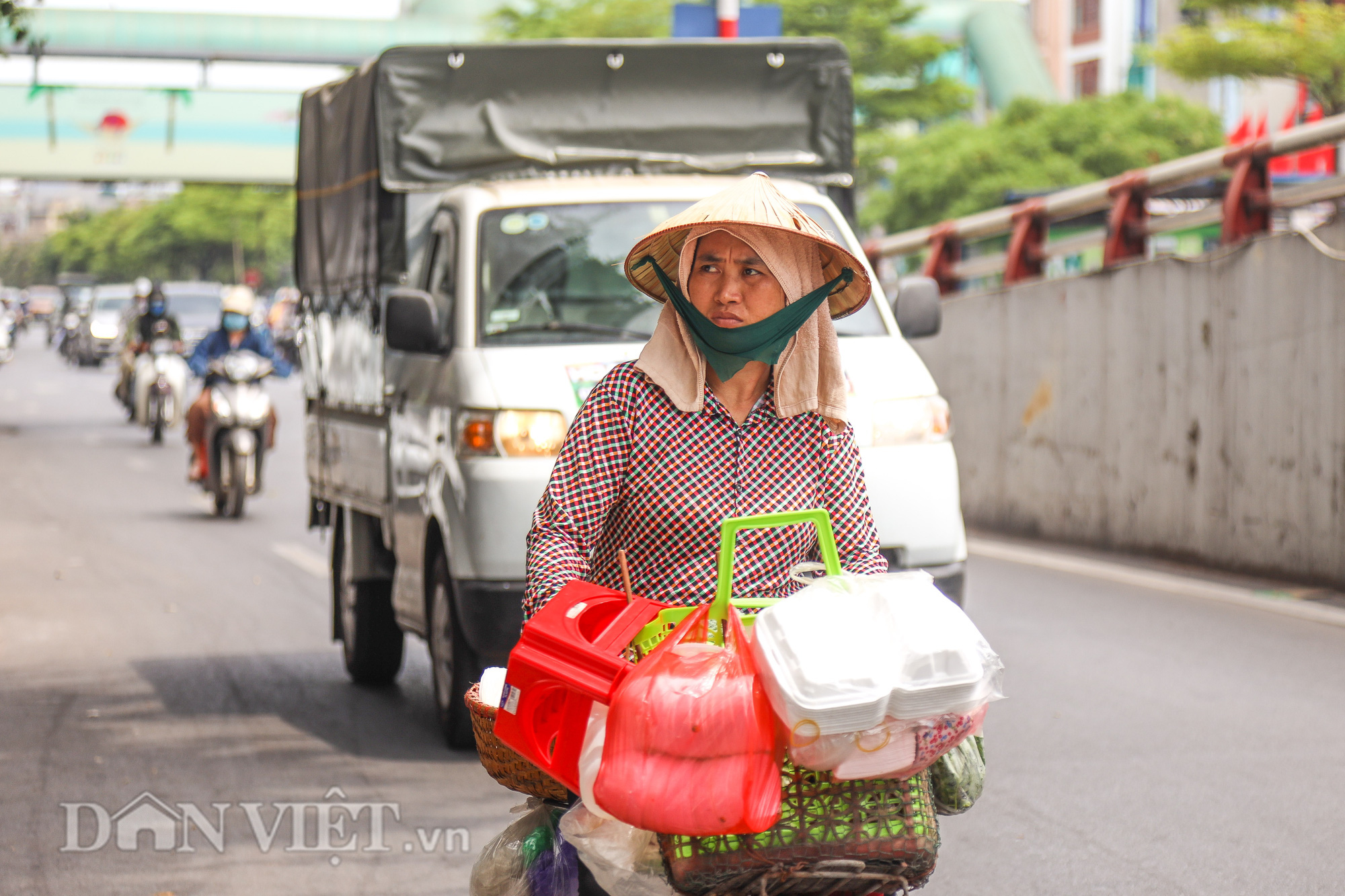 Người dân chật vật mưu sinh trong cái nóng đổ lửa ngày Hà Nội 40 độ - Ảnh 2.