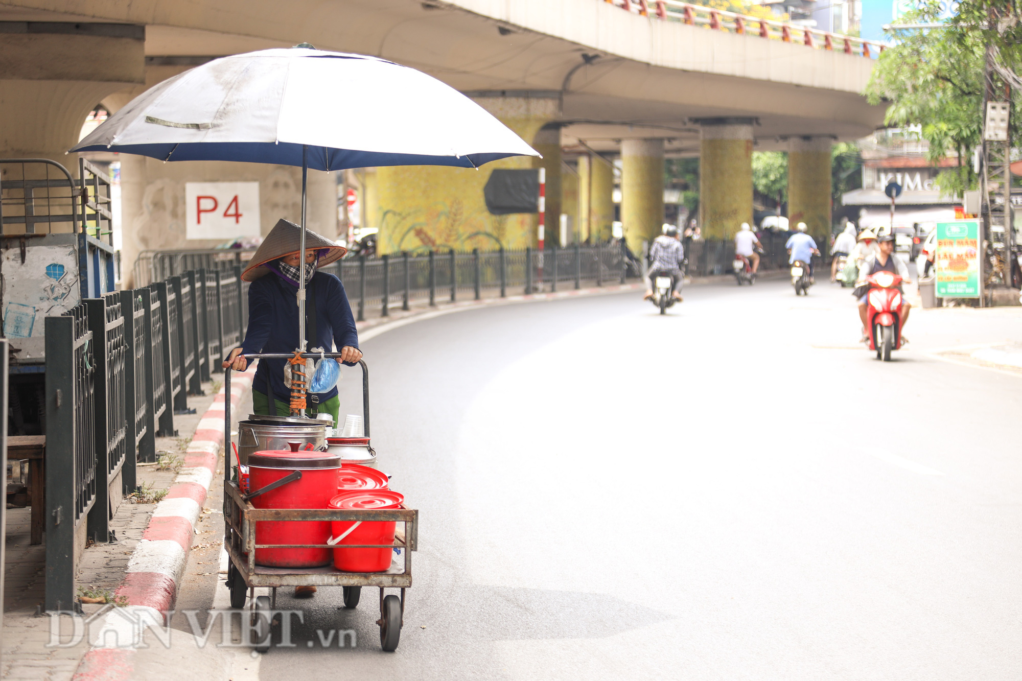 Người dân chật vật mưu sinh trong cái nóng đổ lửa ngày Hà Nội 40 độ - Ảnh 3.