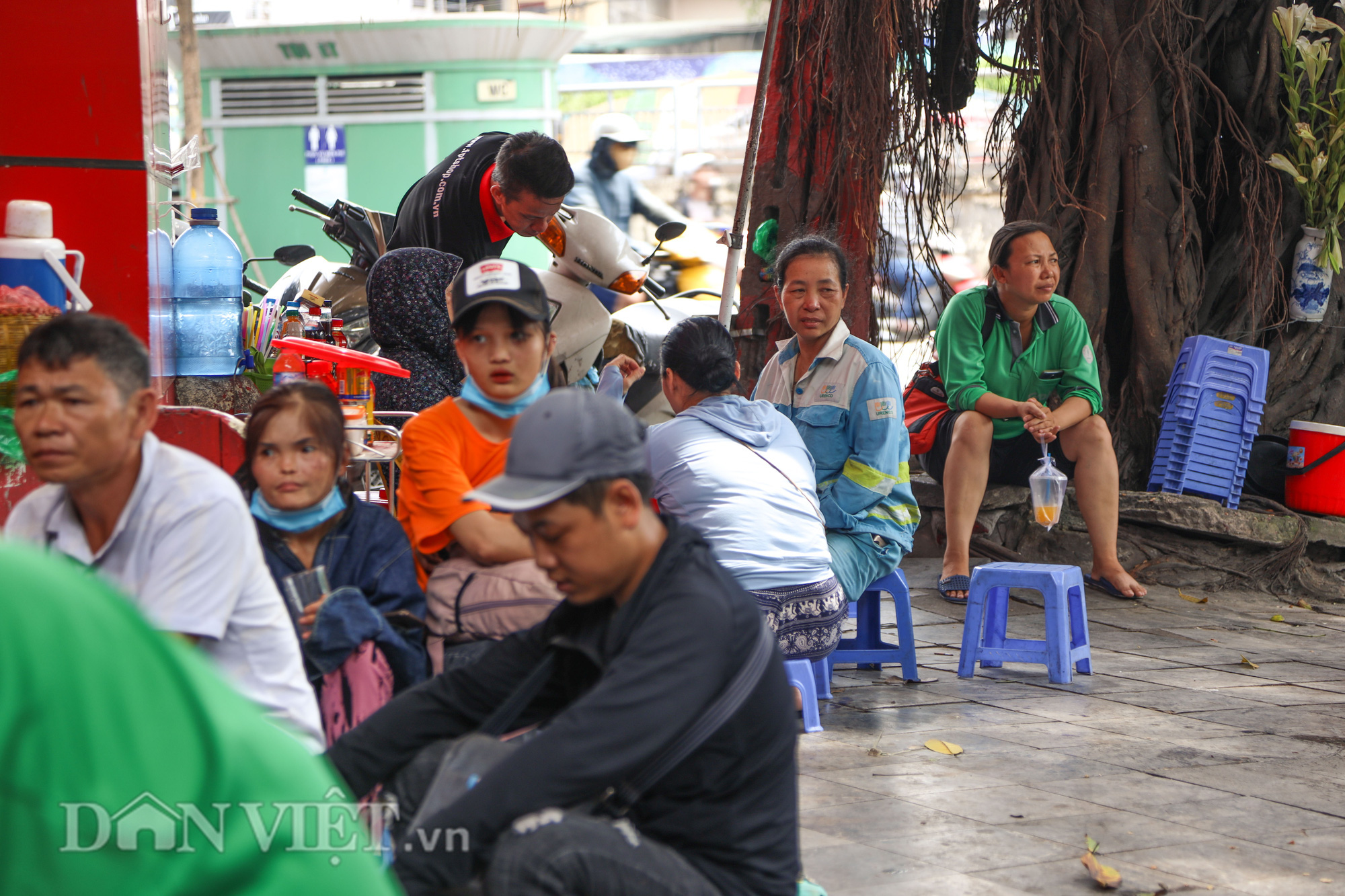 Người dân chật vật mưu sinh trong cái nóng đổ lửa ngày Hà Nội 40 độ - Ảnh 5.