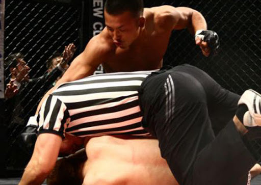 Võ sĩ MMA bị xử thua vì hạ knock-out đối thủ và… trọng tài - Ảnh 1.
