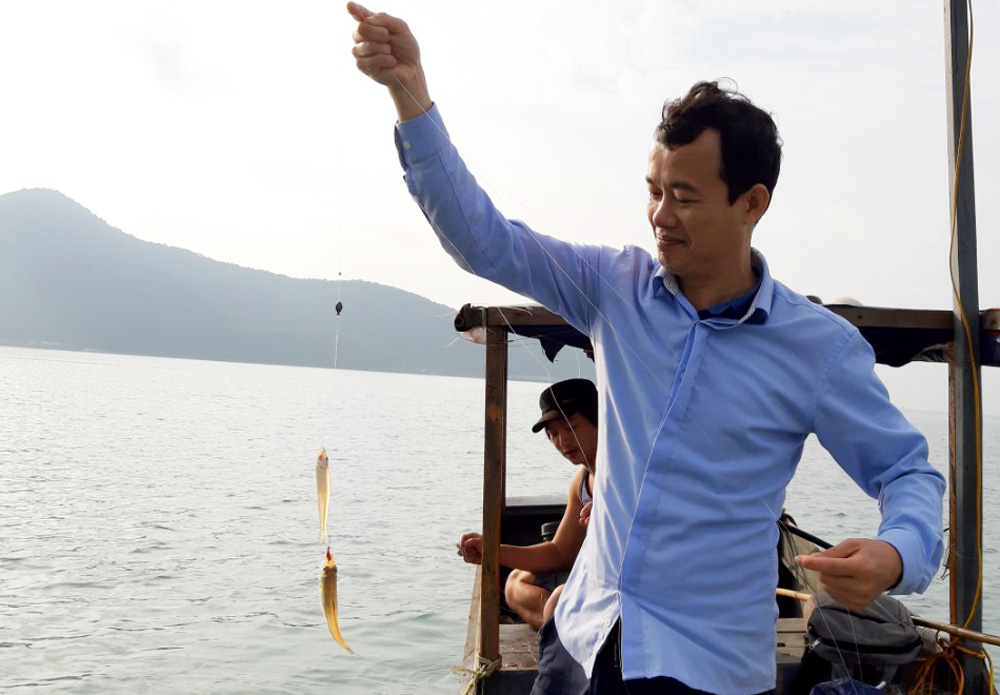Kỳ thú theo chân các cần thủ câu cá đục cực ngon ở biển Minh Châu - Ảnh 7.