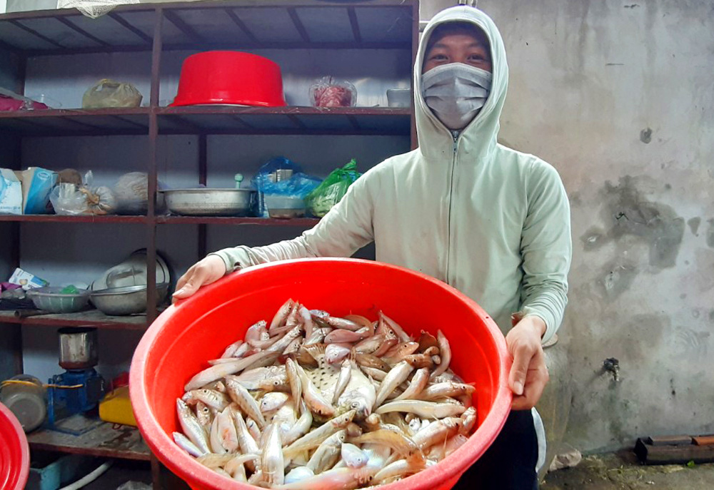 Kỳ thú theo chân các cần thủ câu cá đục cực ngon ở biển Minh Châu - Ảnh 9.