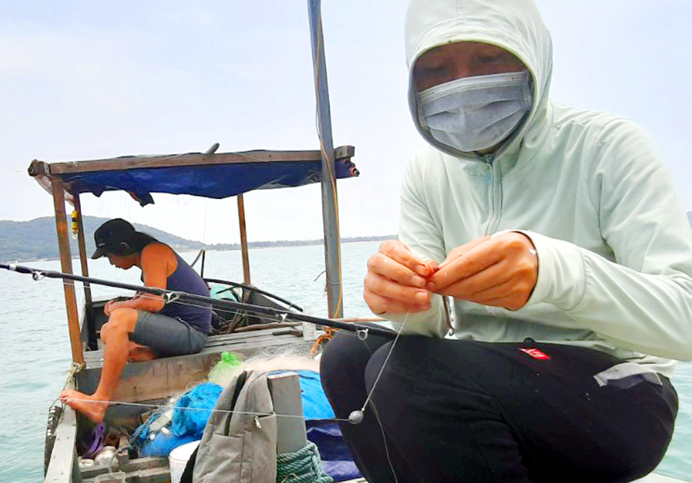 Kỳ thú theo chân các cần thủ câu cá đục cực ngon ở biển Minh Châu - Ảnh 3.