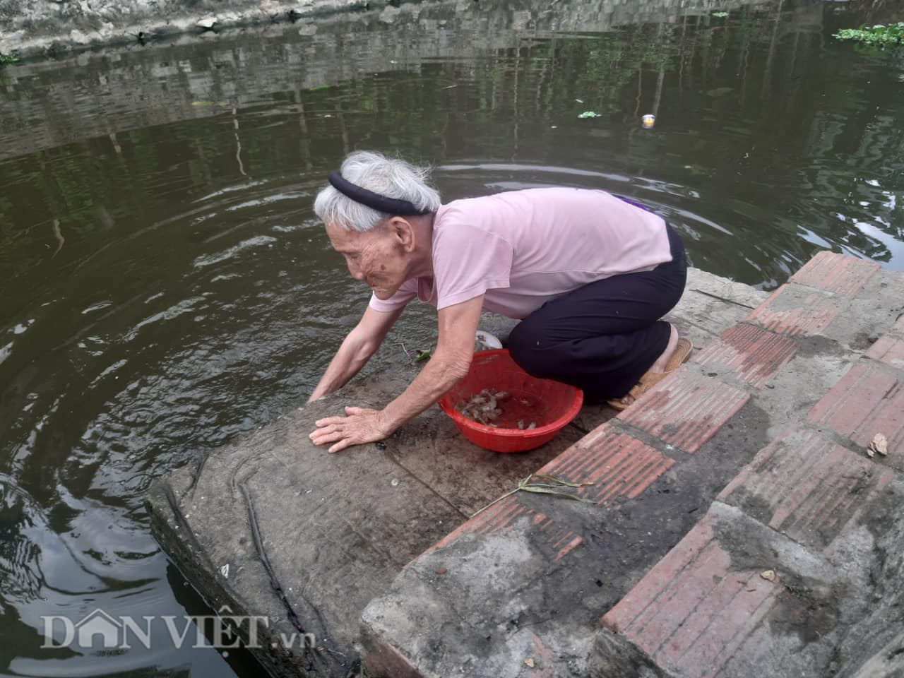 Sau phản ánh của Dân Việt, Quảng Ninh khẩn trương lắp nước sạch cho xã Liên Vị - Ảnh 1.