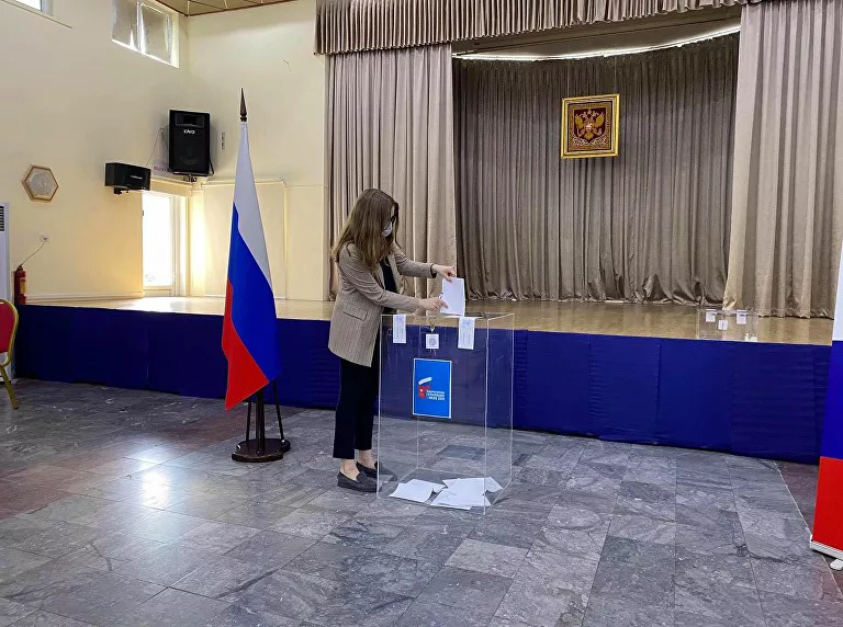 Người Nga sống ở Việt Nam đi bỏ phiếu sửa đổi Hiến pháp Nga - Ảnh 2.
