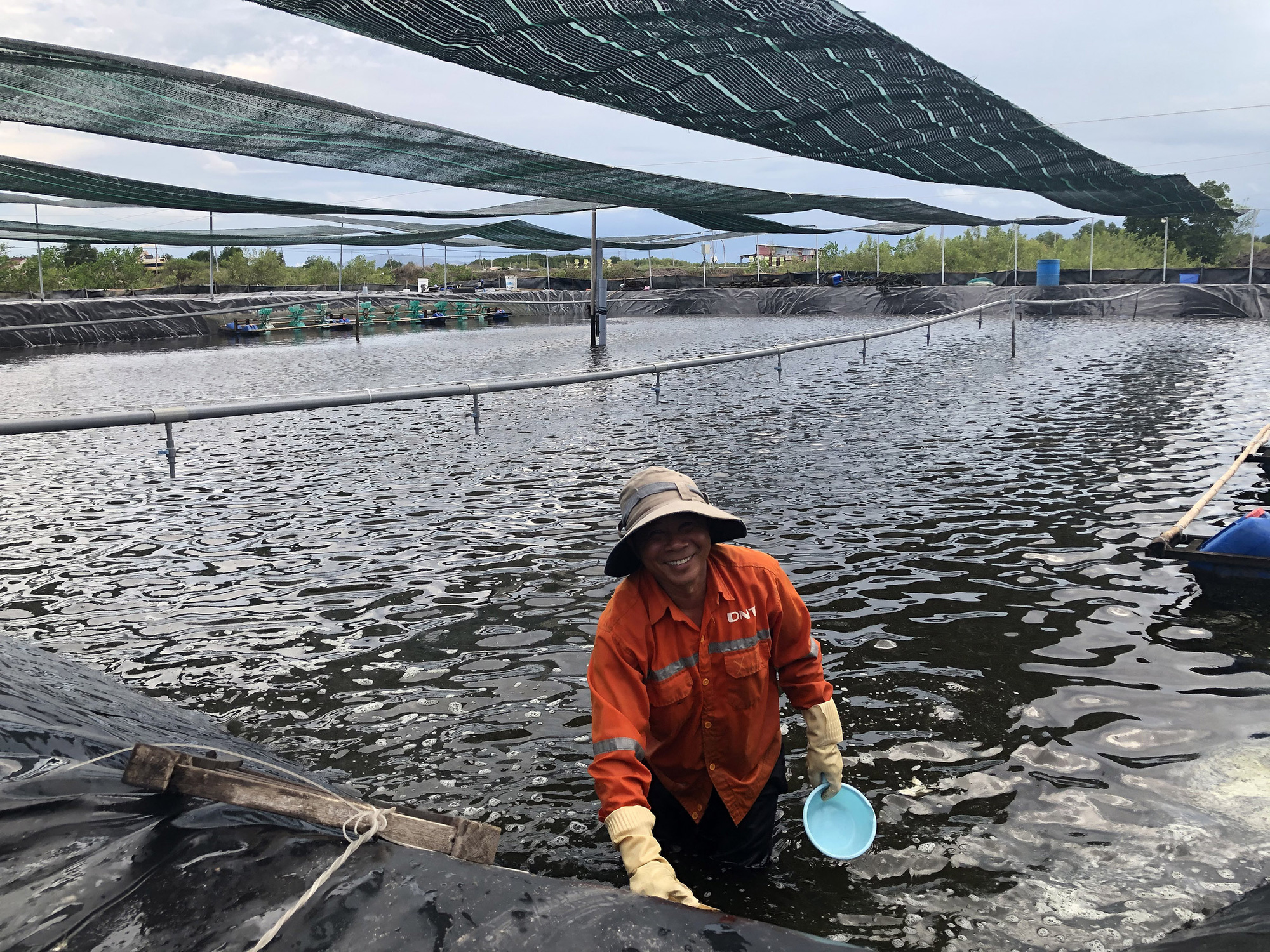 Nuôi tôm công nghệ cao trong ruộng muối, nông dân ở thành phố này là tỷ phú - Ảnh 1.