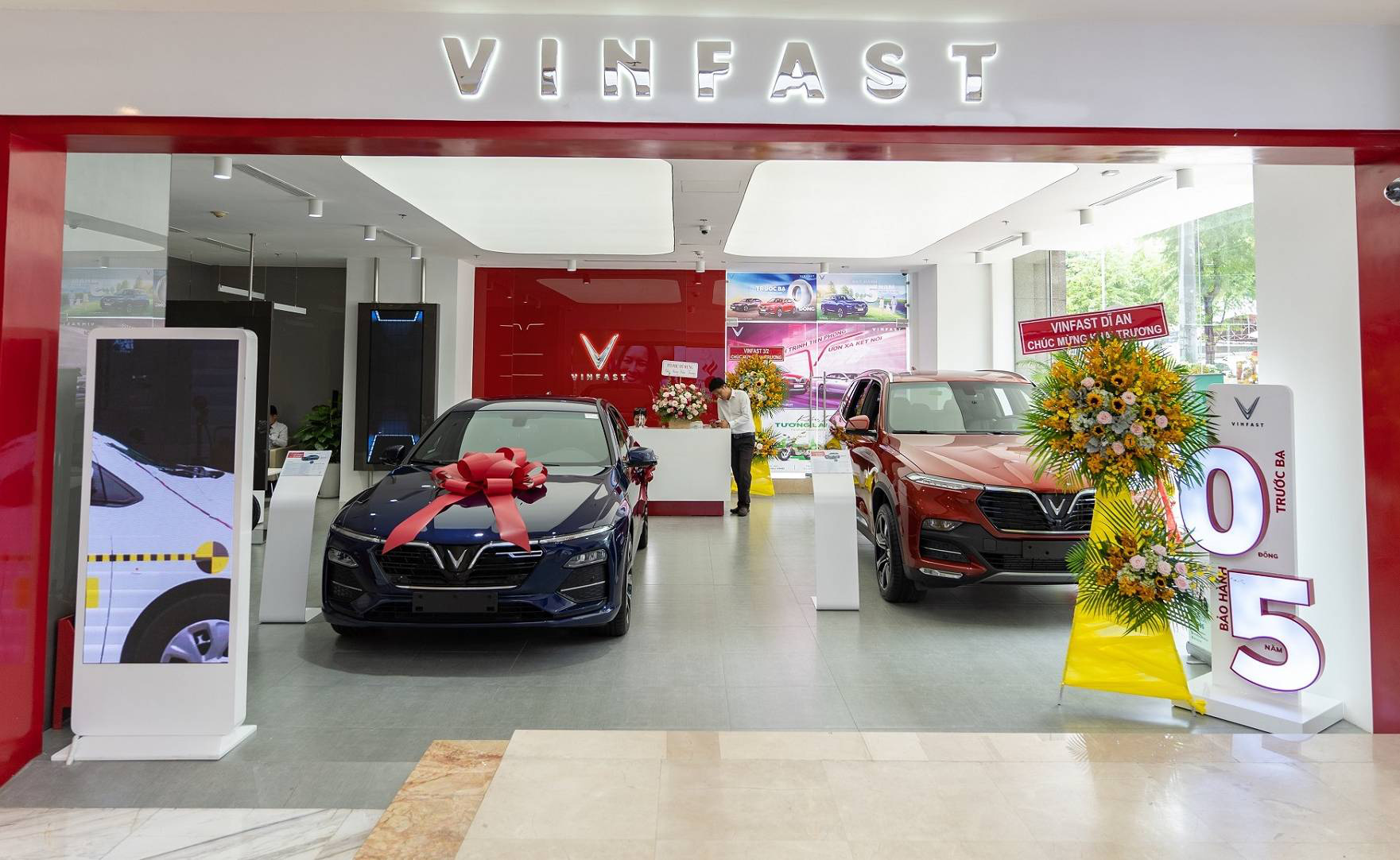 VinFast đồng loạt khai trương 27 showroom mới trên toàn quốc - Ảnh 1.