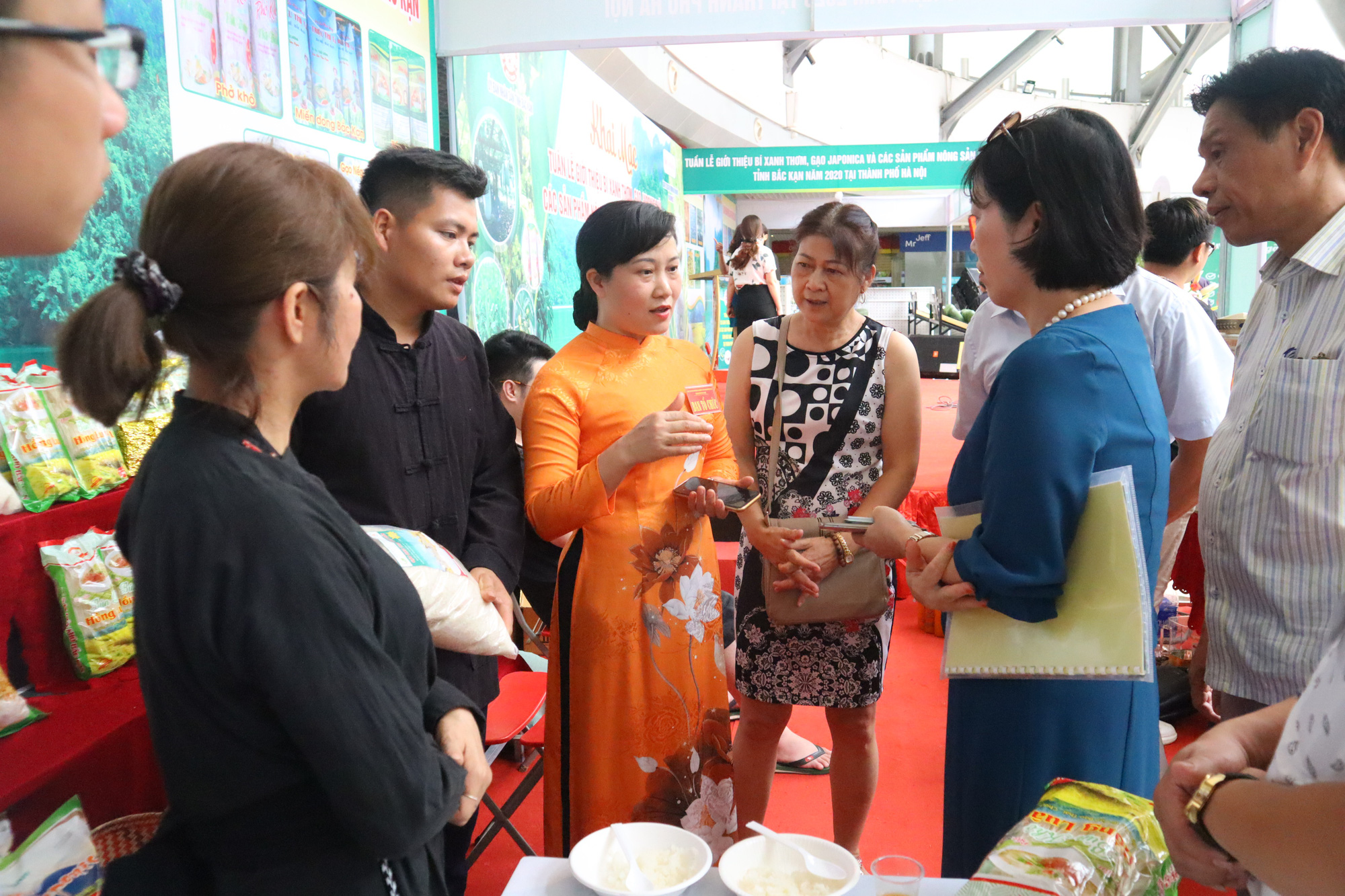Nhiều sản phẩm nông sản sạch tỉnh Bắc Kạn đã có mặt tại Hà Nội - Ảnh 1.