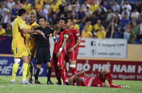 Trọng tài V.League sai lầm: Đội bóng chịu hậu quả, ai chịu trách nhiệm? - Ảnh 1.