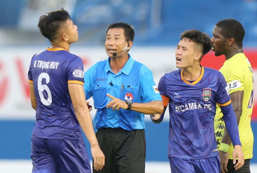 Trọng tài V.League sai lầm: Đội bóng chịu hậu quả, ai chịu trách nhiệm? - Ảnh 2.