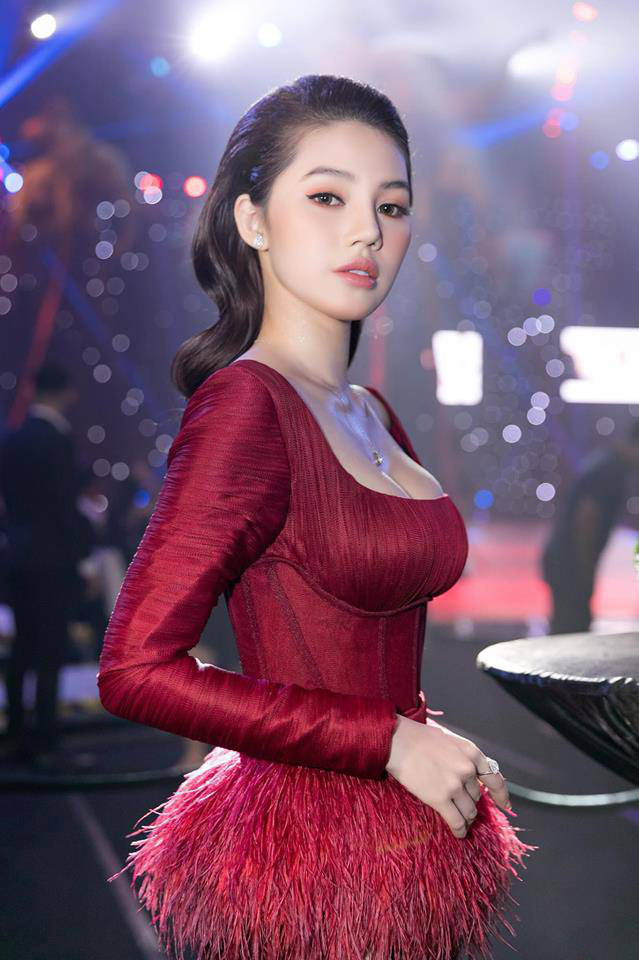 Hoa hậu Jolie Nguyễn giàu có, sành điệu cỡ nào mà mua đồ không cần nhìn giá tiền? - Ảnh 5.
