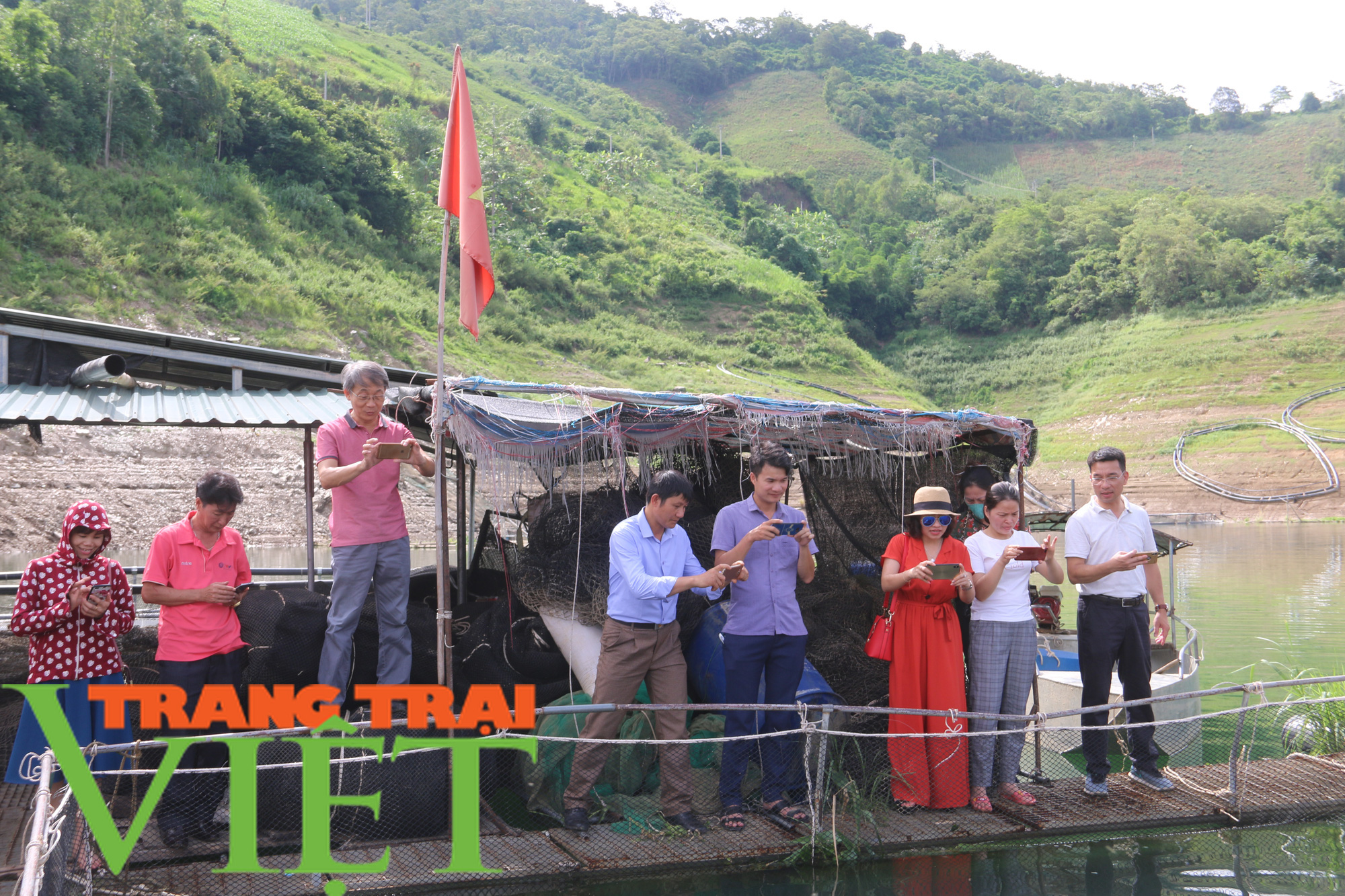 Nuôi cá tầm trên sông Đà, vừa bán được cá vừa hút khách du lịch - Ảnh 8.