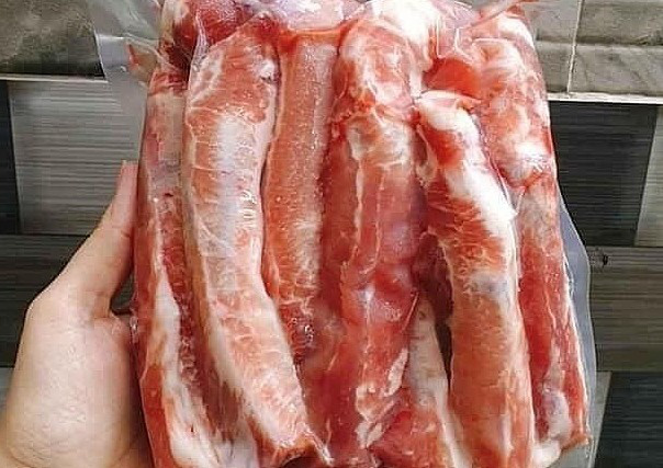 Giá heo hơi ngày 12/7: Thịt lợn nhập khẩu rao bán online giá chỉ từ 70.000 đồng/kg - Ảnh 1.