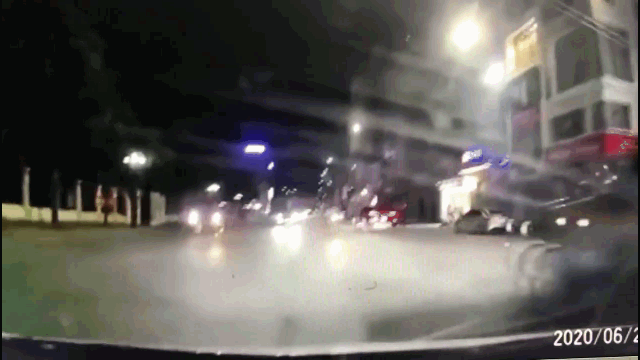 Video: Kinh hoàng cảnh xe máy chạy tốc độ cao, lấn làn rồi tông trực diện vào đầu xe tải - Ảnh 3.