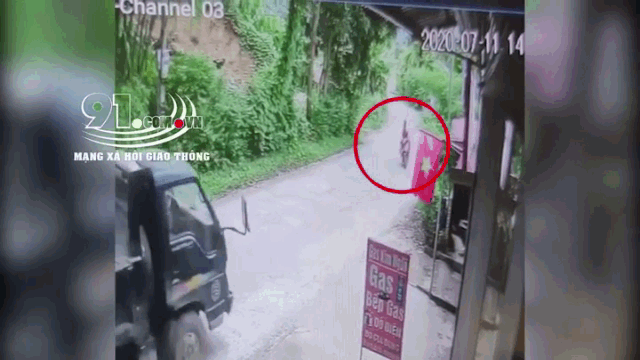 Video: Kinh hoàng cảnh xe máy chạy tốc độ cao, lấn làn rồi tông trực diện vào đầu xe tải - Ảnh 2.