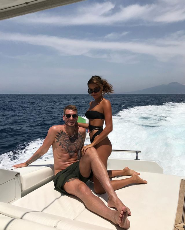 Thất nghiệp, &quot;Thánh Bendtner&quot; đi du hí với bạn gái thích pha trò - Ảnh 7.