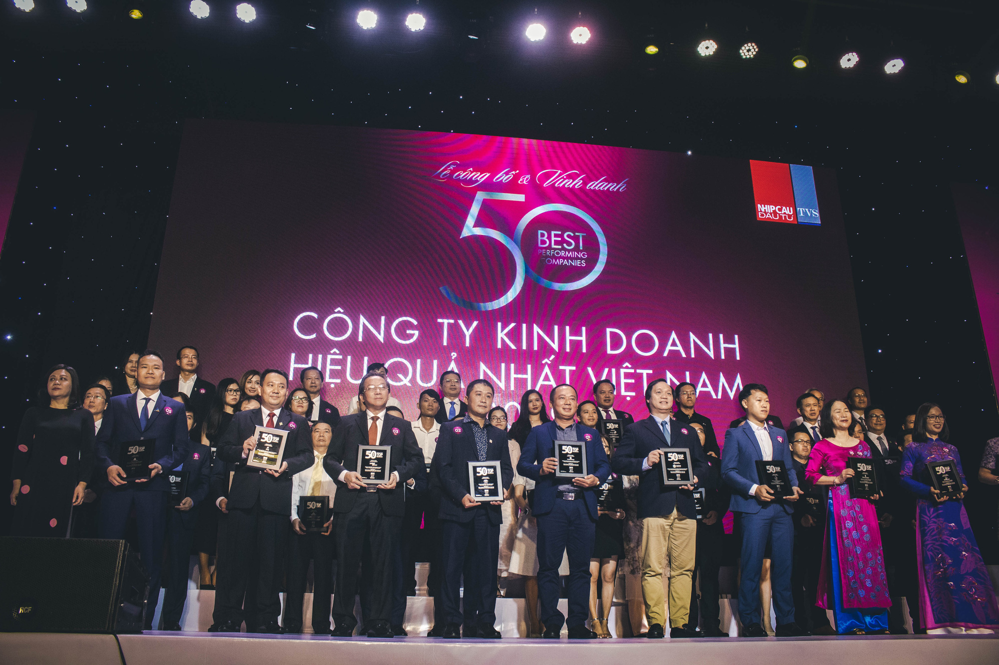 Tập đoàn Đất Xanh được vinh danh &quot;Top 50 Công ty kinh doanh hiệu quả nhất Việt Nam năm 2019&quot; - Ảnh 1.