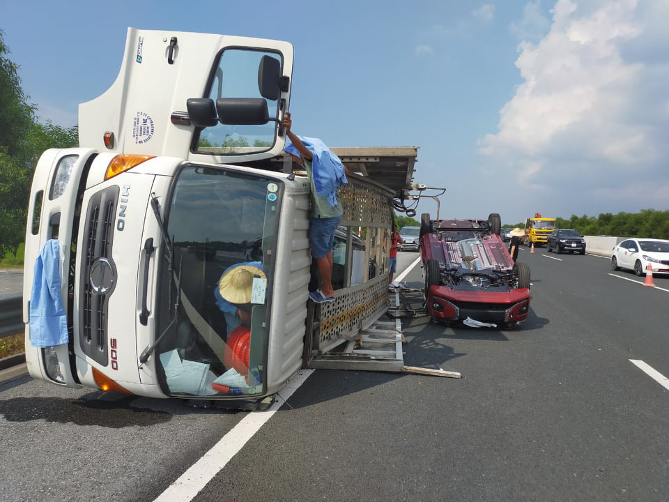 Xe tải và xe con &quot;va chạm&quot; trên cao tốc Hà Nội-Hải Phòng, 1 người bị thương - Ảnh 1.