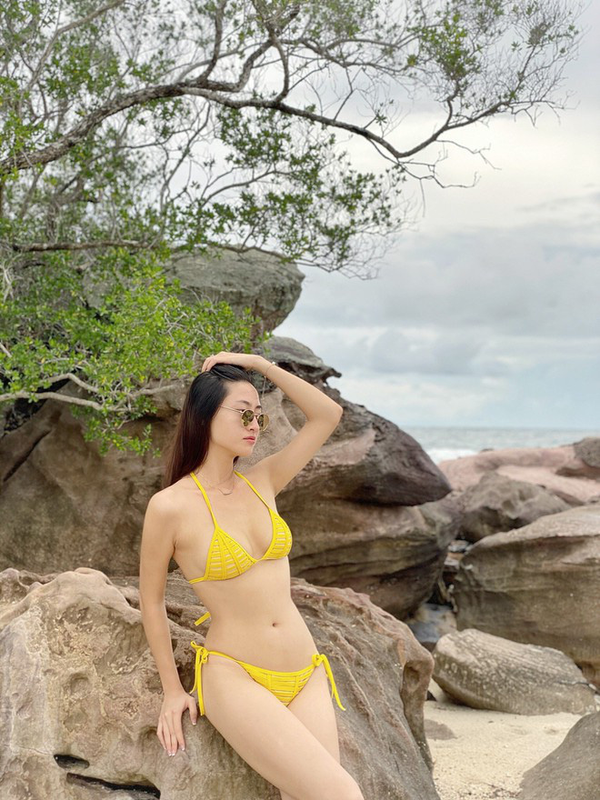 Clip &quot;mỹ nhân Cao Bằng chân dài 1m22&quot; mặc bikini quyến rũ hút mắt ở bãi biển - Ảnh 2.