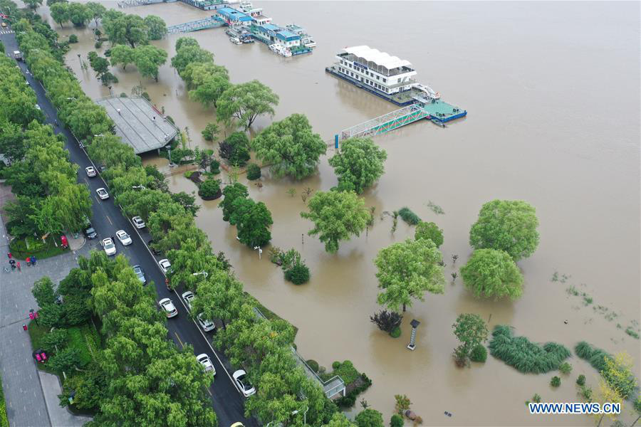 Mực nước sông Trường Giang vượt mức báo động 1,4m ở Nam Kinh, Trung Quốc - Ảnh 8.