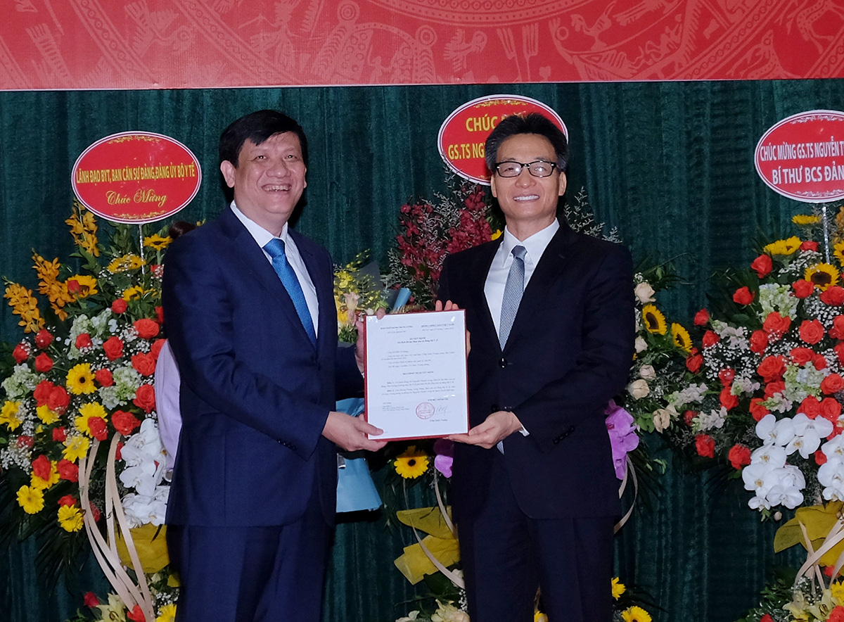 Phó Thủ tướng Vũ Đức Đam trao Quyết định chỉ định, bổ nhiệm Quyền Bộ trưởng Bộ Y tế cho GS Nguyễn Thanh Long  - Ảnh 1.