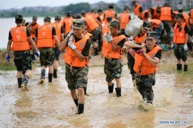 Hình ảnh binh sĩ Trung Quốc gấp rút xây đê chắn lũ - Ảnh 3.