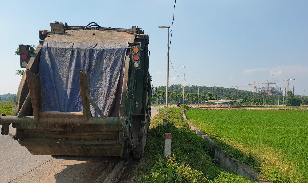 Cần nhanh chóng xử lý tình trạng phát tán mùi từ nước rỉ tại bãi rác Nam Sơn - Ảnh 1.