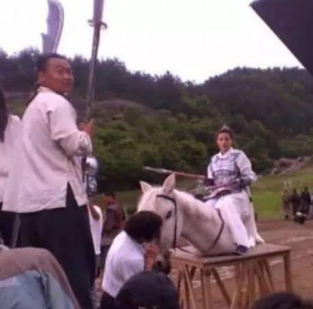 &quot;Cười ngất&quot; vì cảnh cưỡi ngựa oai phong trên phim cổ trang Trung Quốc hóa ra &quot;lừa&quot; khán giả - Ảnh 5.