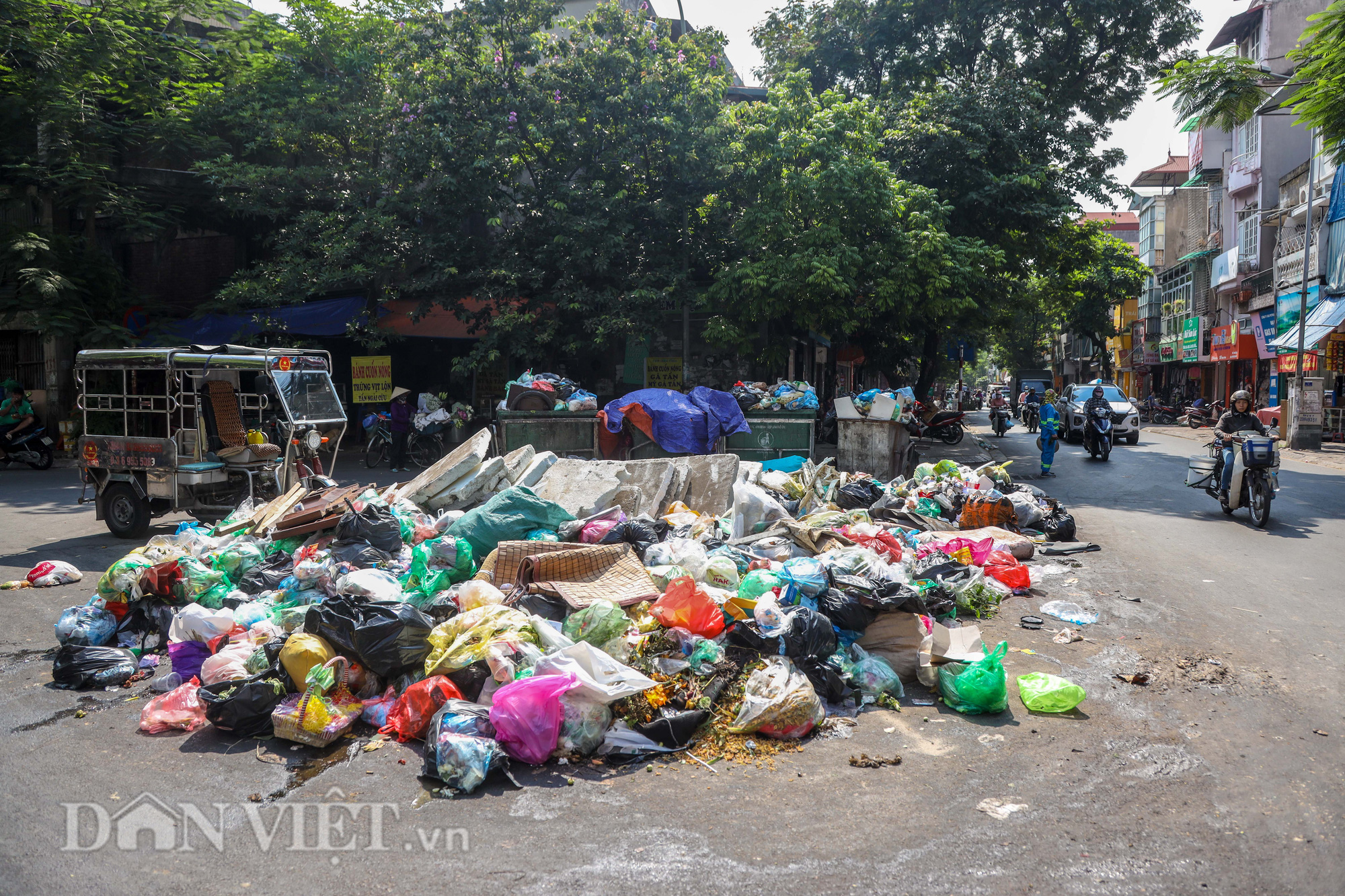 Đường phố Hà Nội ngập ngụa trong những núi rác to chình ình - Ảnh 1.