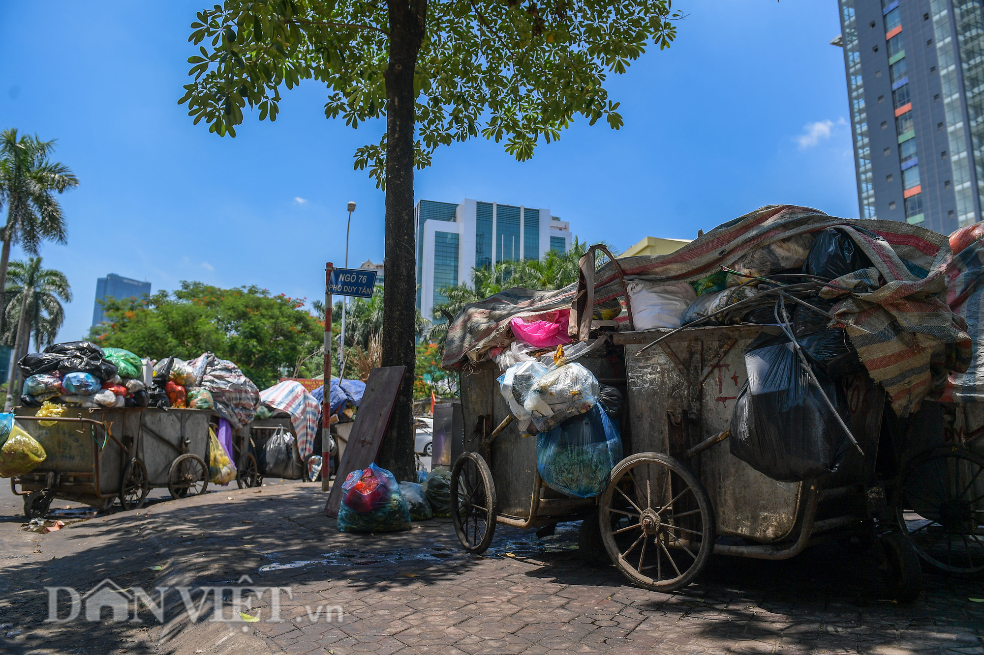 Đường phố Hà Nội ngập ngụa trong những núi rác to chình ình - Ảnh 4.