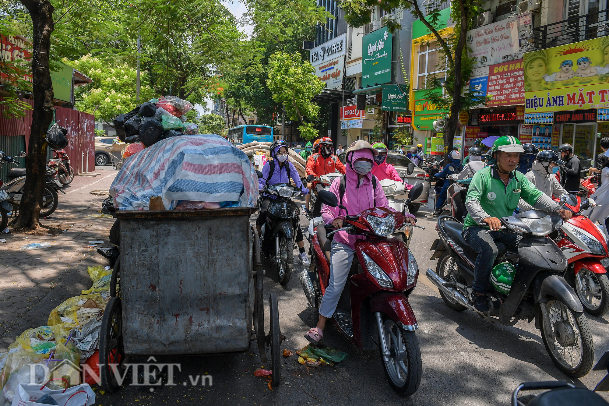 Đường phố Hà Nội ngập ngụa trong những núi rác to chình ình - Ảnh 7.