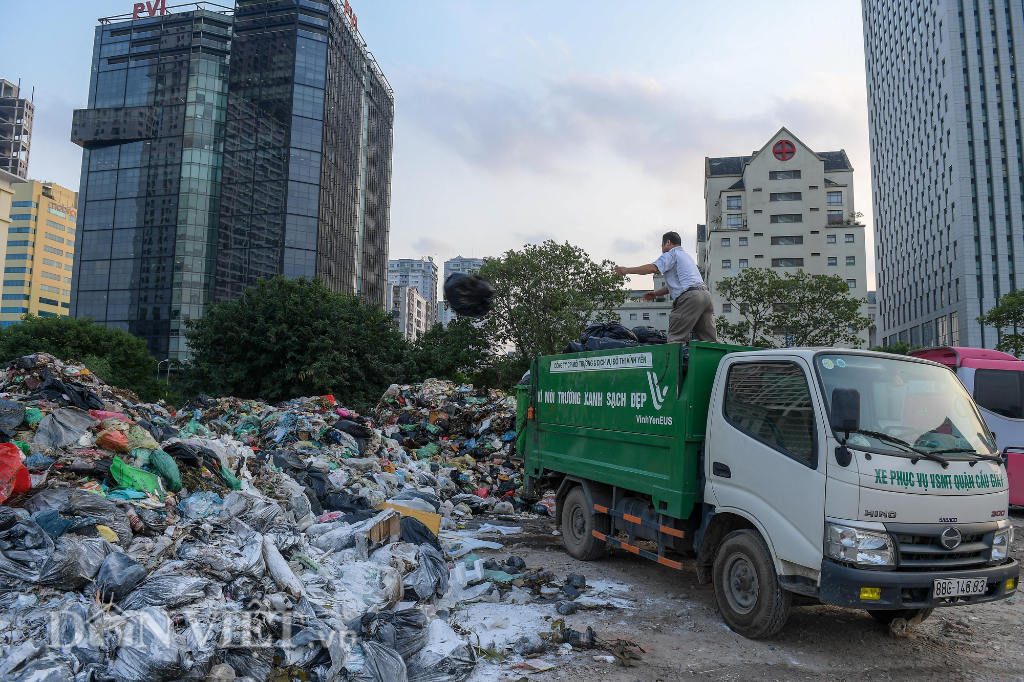 Đường phố Hà Nội ngập ngụa trong những núi rác to chình ình - Ảnh 14.