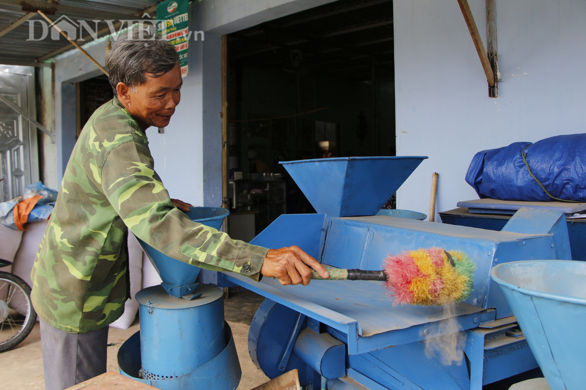 Nông dân sáng chế “máy làm biếng” - Ảnh 1.