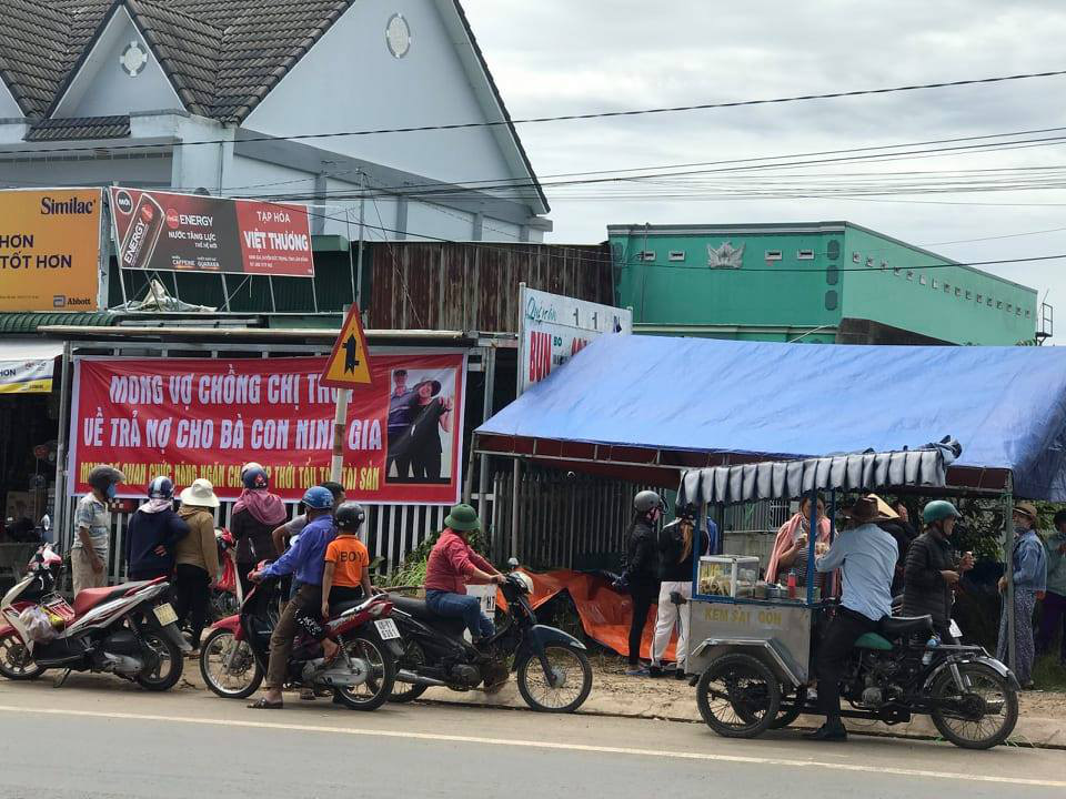 Chủ hụi “biến mất&quot;, hàng trăm người dân lập bàn thờ đặt trước nhà để đòi tiền  - Ảnh 6.