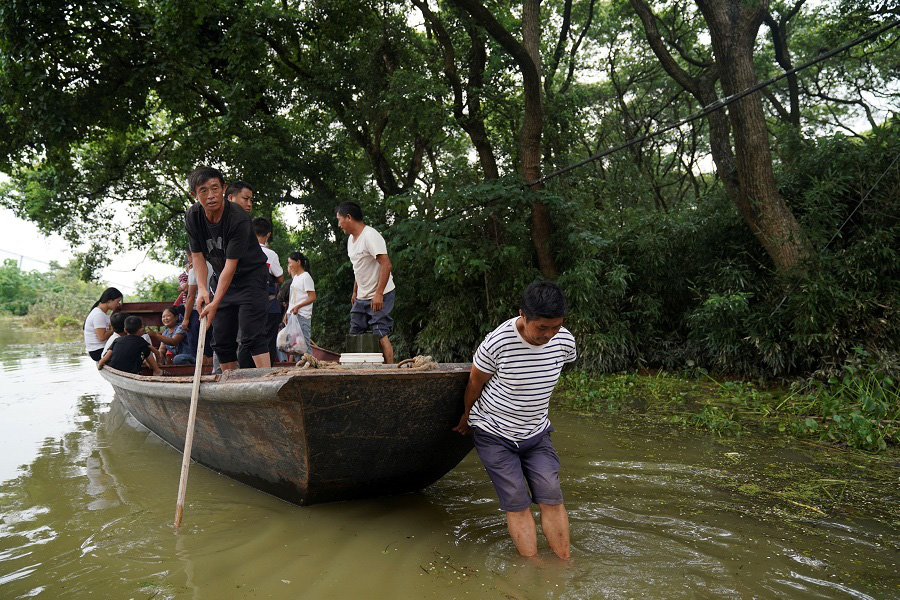 2/3 ngôi làng tại Trung Quốc bị ngập do lũ, người dân vội vã sơ tán - Ảnh 10.