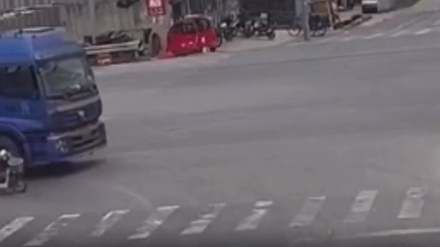 Video: Kinh hoàng hai cha con bị xe bồn tông, cuốn vào gầm  - Ảnh 3.