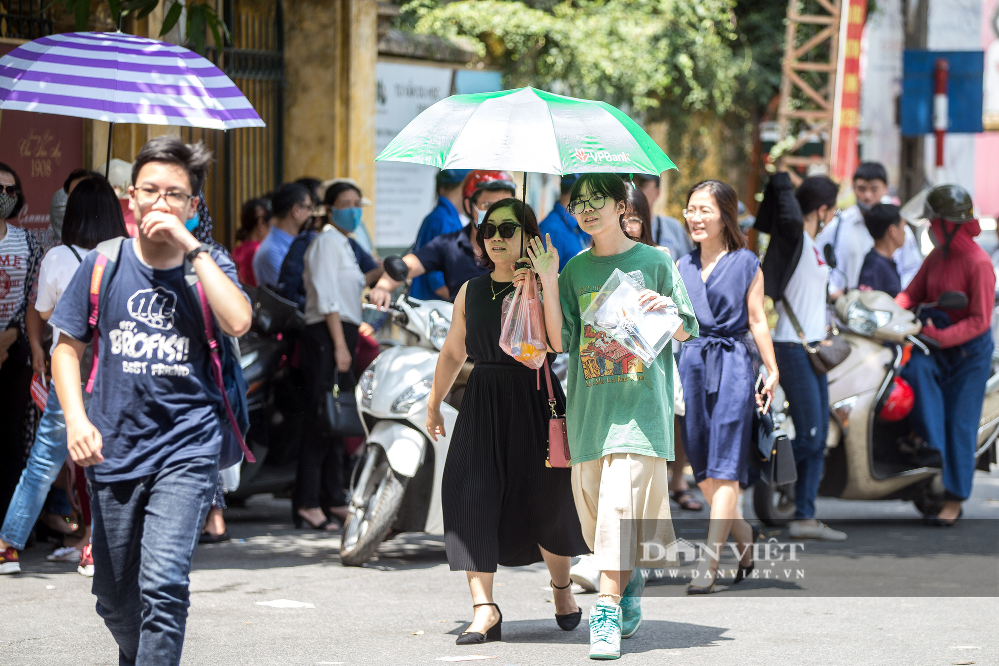 Phụ huynh vật lộn dưới cái nắng đổ lửa đưa con đi thi Tiếng Anh vào lớp 10 - Ảnh 1.