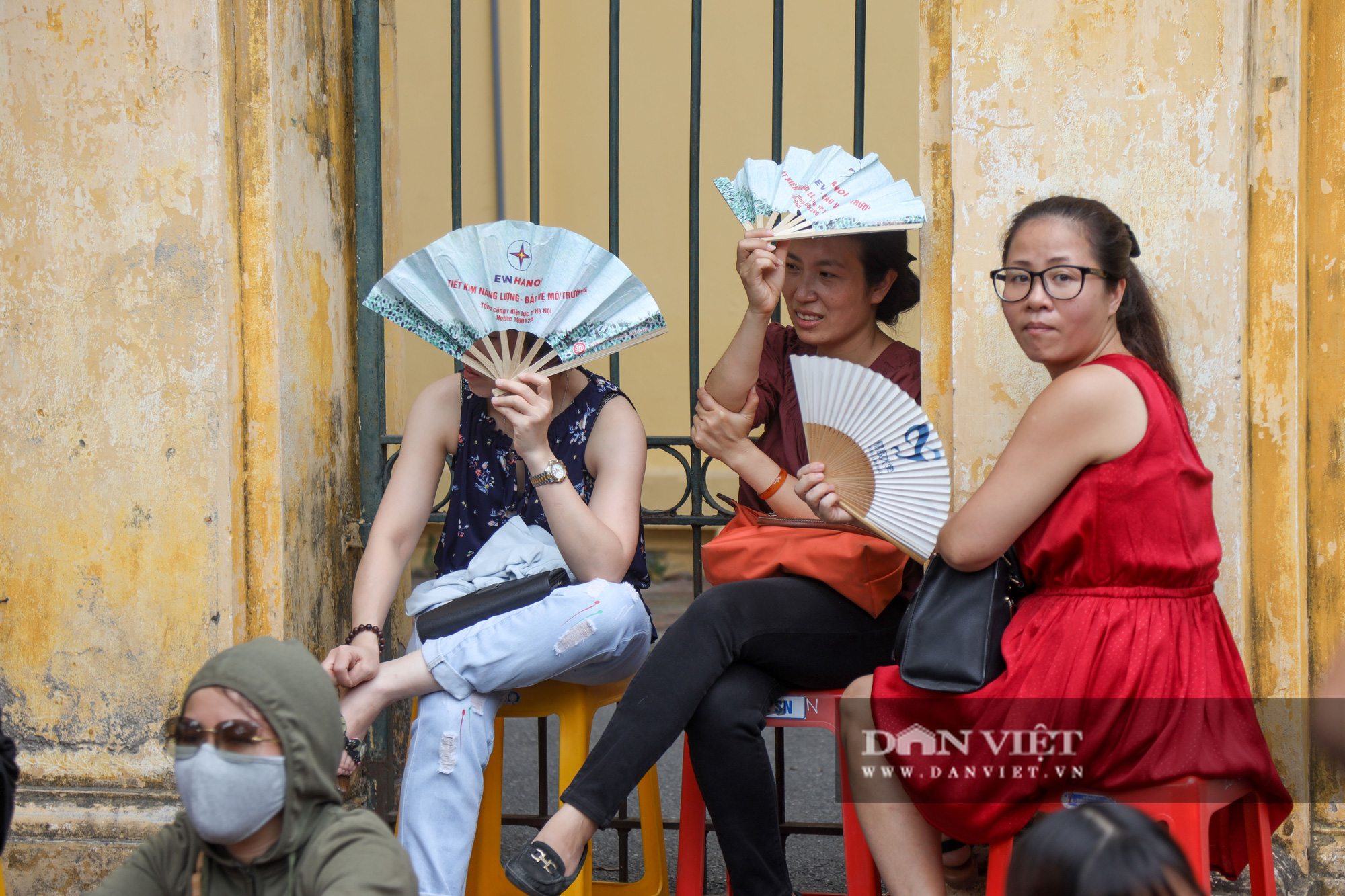 Phụ huynh vật lộn dưới cái nắng đổ lửa đưa con đi thi Tiếng Anh vào lớp 10 - Ảnh 10.