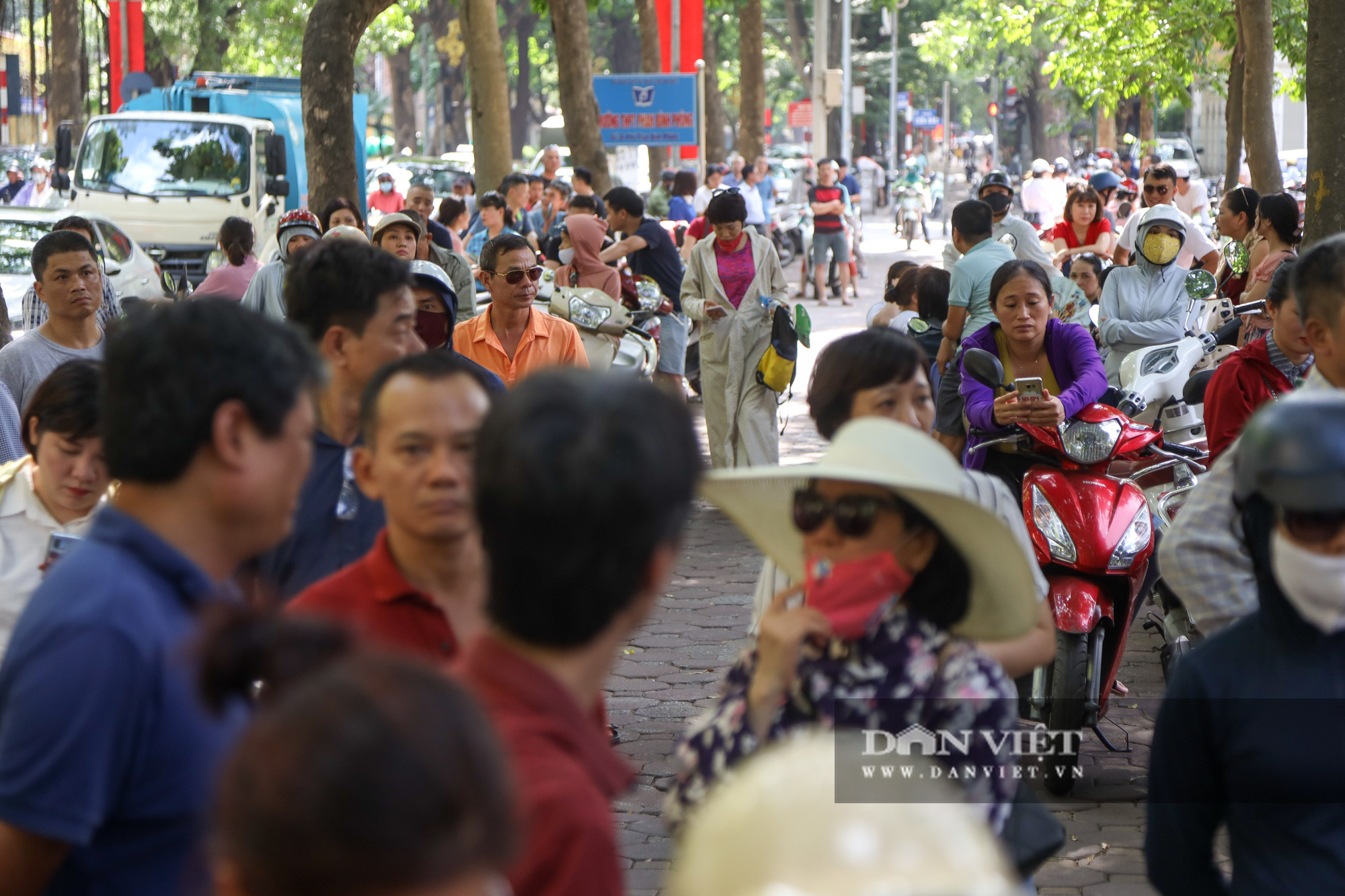 Phụ huynh vật lộn dưới cái nắng đổ lửa đưa con đi thi Tiếng Anh vào lớp 10 - Ảnh 12.