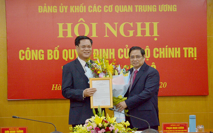 Bí thư Tỉnh ủy Huỳnh Tấn Việt nhận quyết định điều động của Bộ Chính trị - Ảnh 1.
