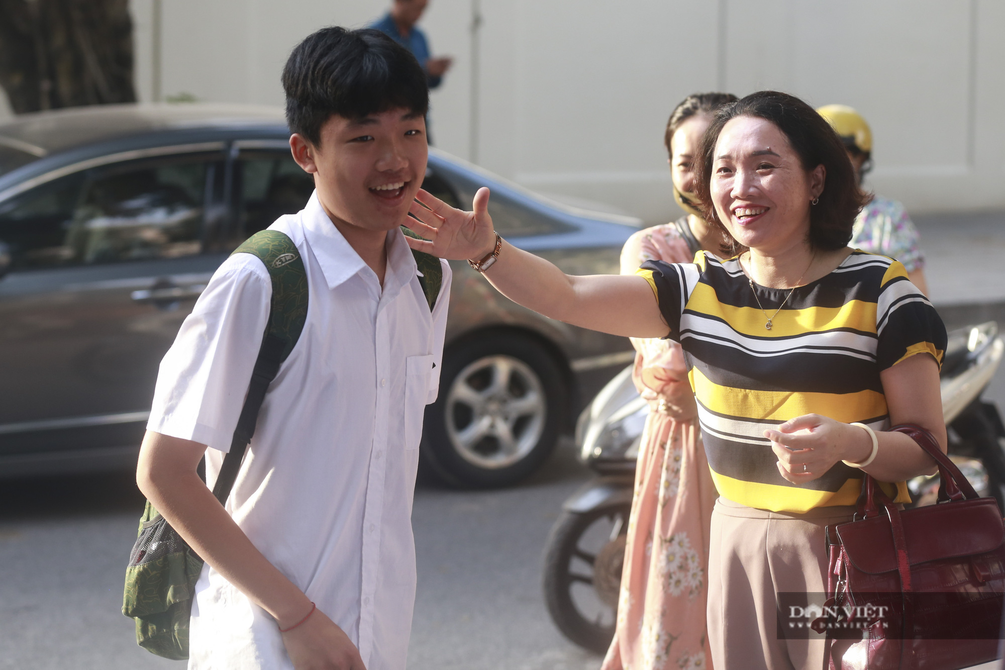 Bước vào môn thi cuối trong kỳ tuyển sinh lớp 10 THPT tại Hà Nội, các thí sinh có tâm trạng thoải mái khi đề thi 2 môn Ngữ văn và Tiếng Anh trong ngày thi 17/7 đều dễ thở và vừa sức.